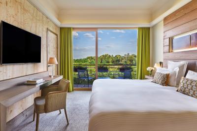 Deux tables de massage dans une salle lumineuse avec étagères en bois, décorée de bougies et d'objets apaisants.