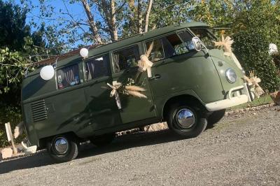 Tables rondes empilées verticalement et chaises empilées dans un couloir étroit avec un sol en carrelage gris.
