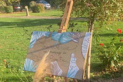 Tables rondes empilées verticalement et chaises empilées dans un couloir étroit avec un sol en carrelage gris.