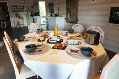 Tables rondes empilées verticalement et chaises empilées dans un couloir étroit avec un sol en carrelage gris.