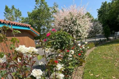 Tables rondes empilées verticalement et chaises empilées dans un couloir étroit avec un sol en carrelage gris.