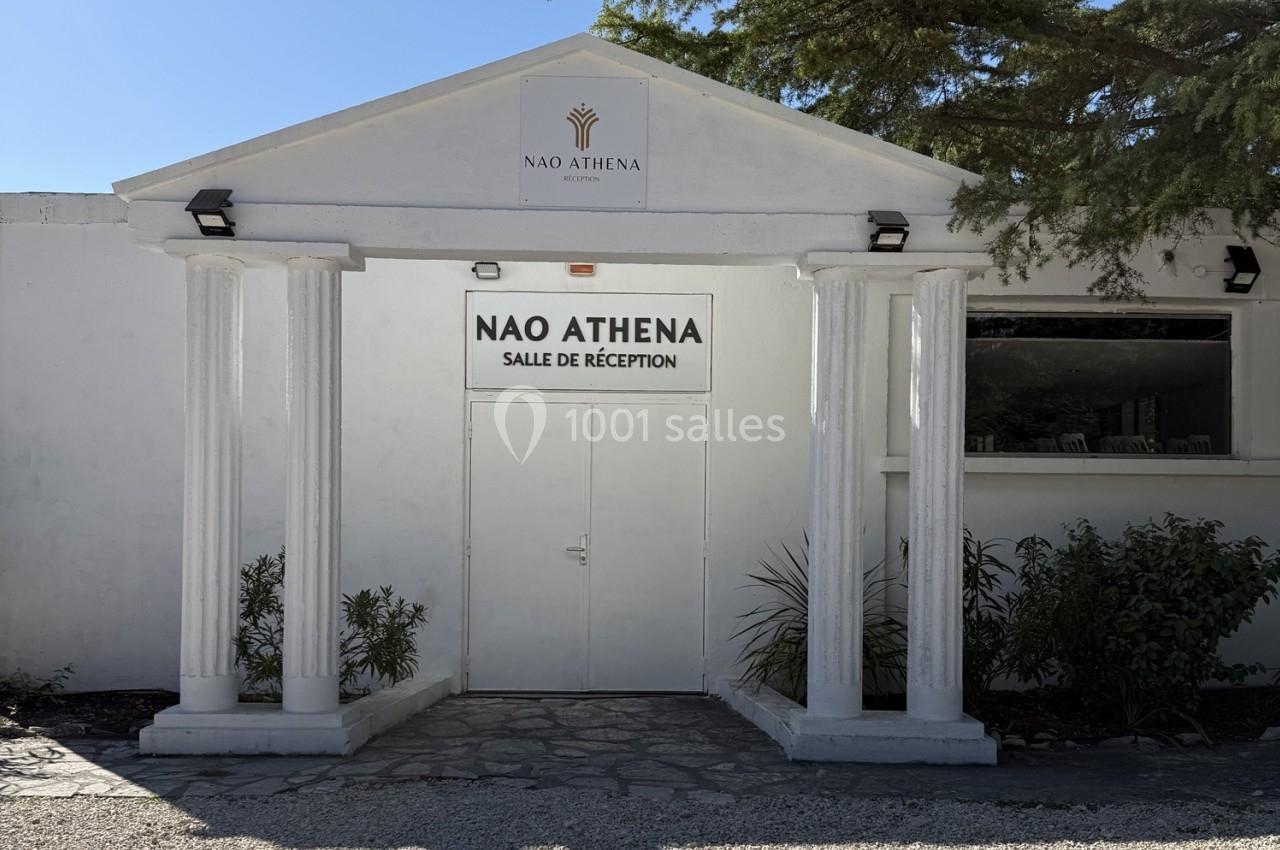 Façade blanche d'un bâtiment avec colonnes, portant l'inscription ’Nao Athena Salle de Réception’.