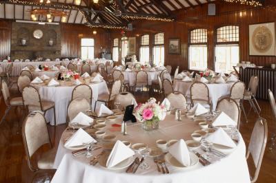Assortiment de bouchées apéritives variées présentées sur une surface noire.