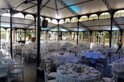 Assortiment de bouchées apéritives variées présentées sur une surface noire.