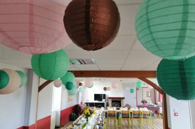 Village rural avec église au centre, maisons environnantes, arbres dénudés et paysage vallonné en arrière-plan.