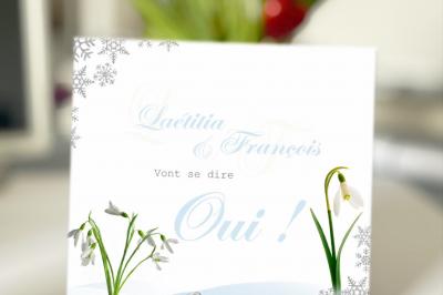 Cartes d'invitation de mariage avec un design de costume noir, cravate rouge et détails festifs.
