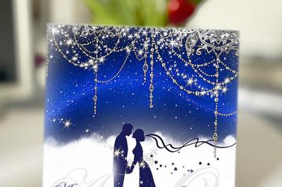 Cartes d'invitation de mariage avec un design de costume noir, cravate rouge et détails festifs.