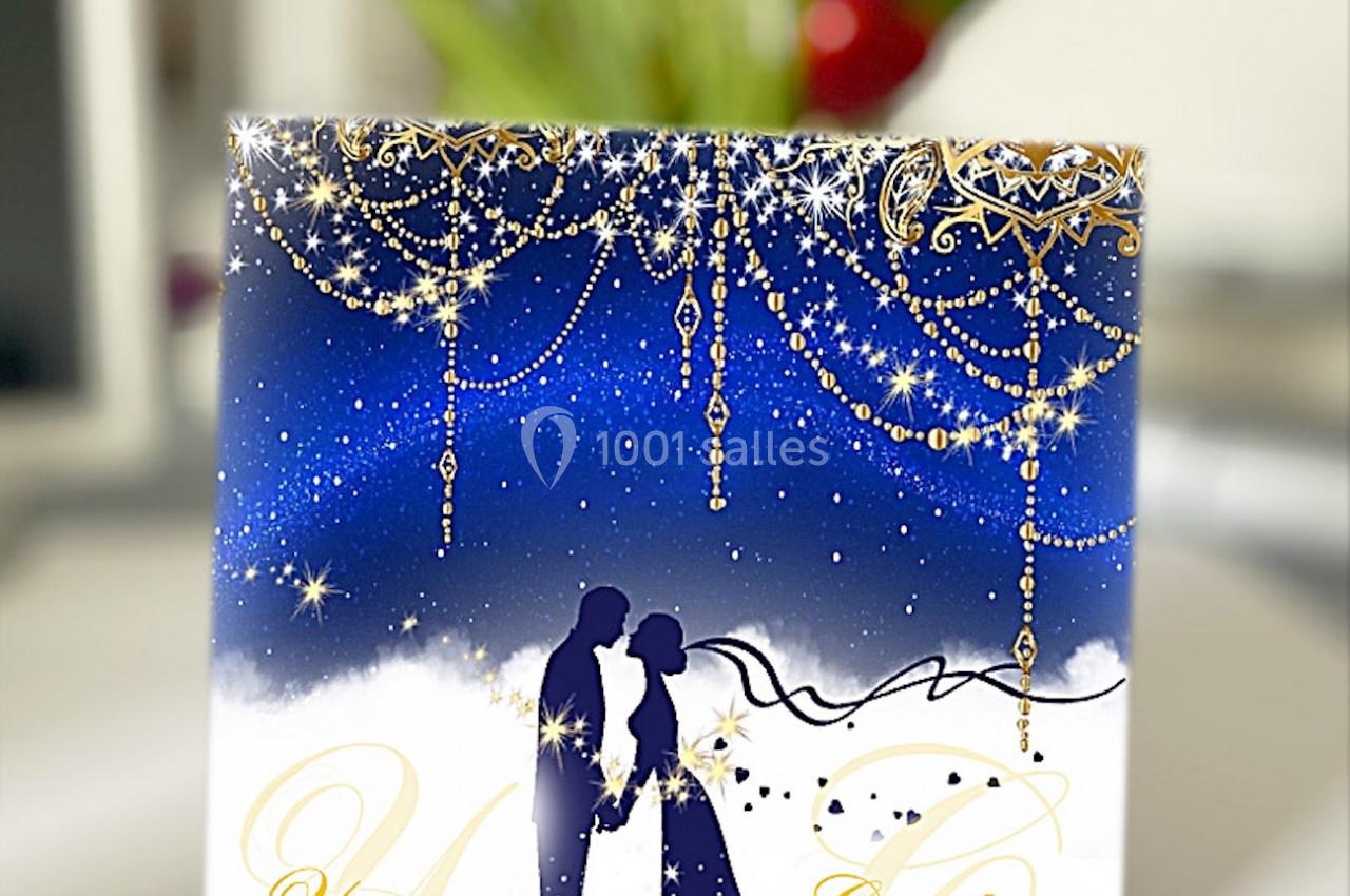 Illustration d'un couple en silhouette sous un ciel étoilé avec des ornements dorés, devant un bouquet flou.