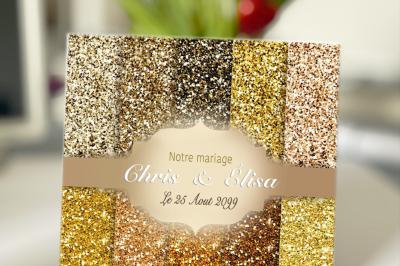 Cartes d'invitation de mariage avec un design de costume noir, cravate rouge et détails festifs.