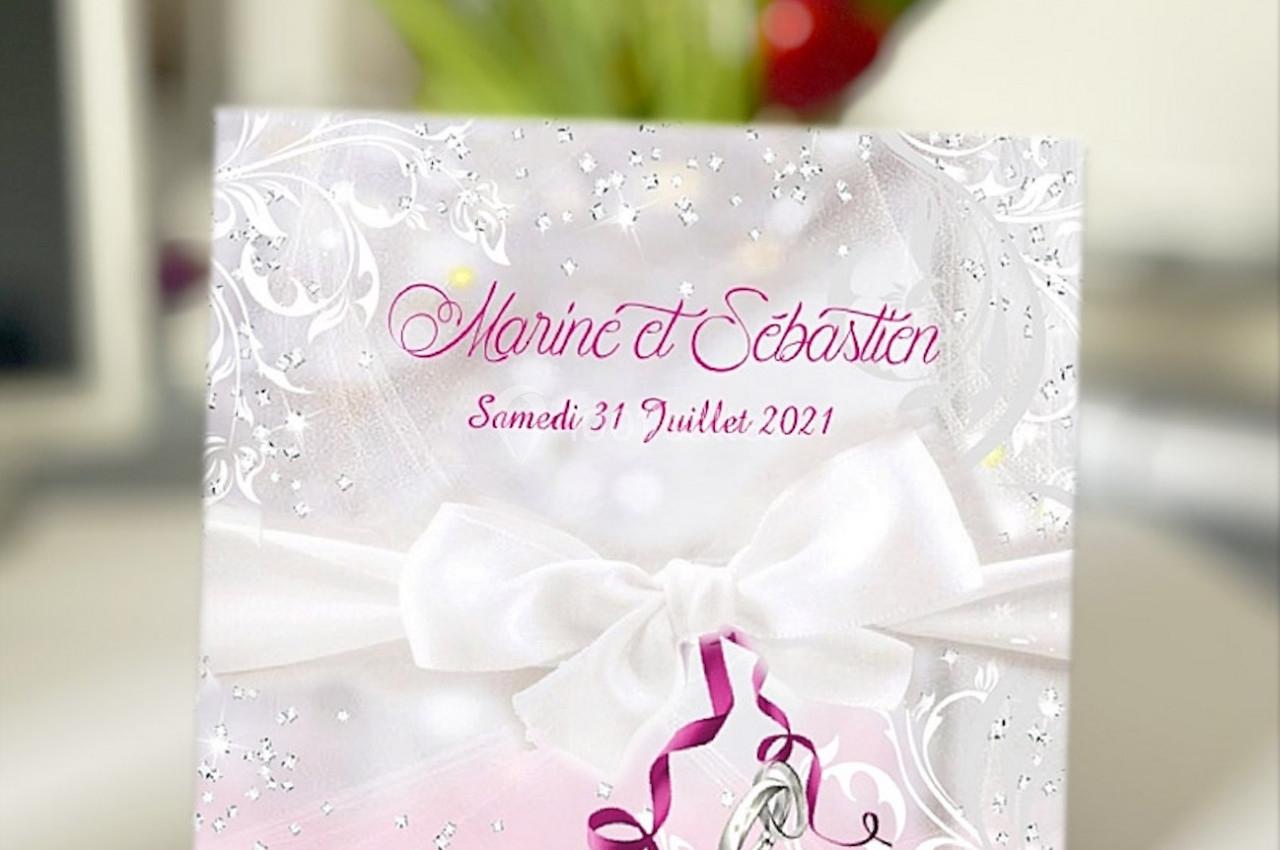 Carte d'invitation de mariage décorée de motifs argentés, ruban blanc et texte rose avec des alliances en illustration.
