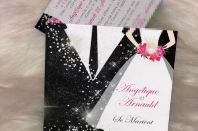 Cartes d'invitation de mariage avec un design de costume noir, cravate rouge et détails festifs.