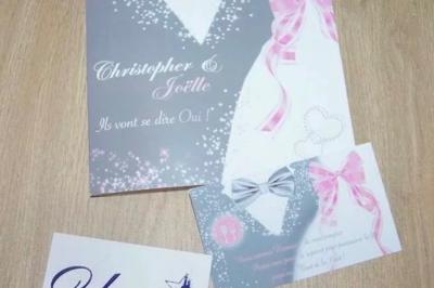 Cartes d'invitation de mariage avec un design de costume noir, cravate rouge et détails festifs.