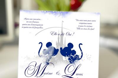 Cartes d'invitation de mariage avec un design de costume noir, cravate rouge et détails festifs.