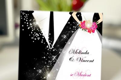 Cartes d'invitation de mariage avec un design de costume noir, cravate rouge et détails festifs.