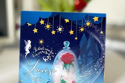 Cartes d'invitation de mariage avec un design de costume noir, cravate rouge et détails festifs.