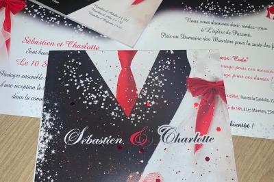 Cartes d'invitation de mariage avec un design de costume noir, cravate rouge et détails festifs.