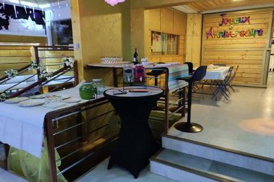 Salle vide avec parquet, murs en bois, décorations dorées et une boule disco suspendue au plafond.