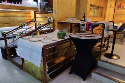 Salle vide avec parquet, murs en bois, décorations dorées et une boule disco suspendue au plafond.