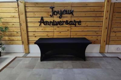 Salle vide avec parquet, murs en bois, décorations dorées et une boule disco suspendue au plafond.