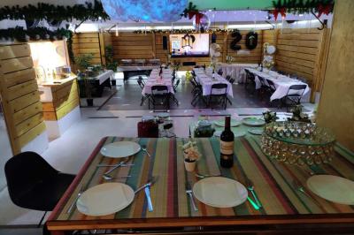 Salle vide avec parquet, murs en bois, décorations dorées et une boule disco suspendue au plafond.