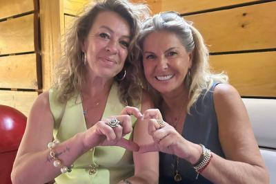 Salle vide avec parquet, murs en bois, décorations dorées et une boule disco suspendue au plafond.