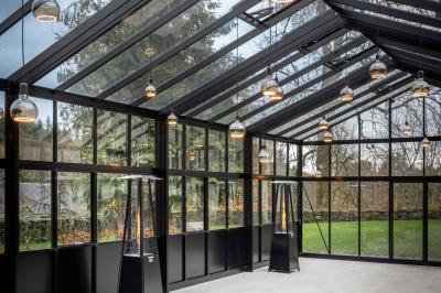 Deux colonnes en pierre encadrent un espace avec deux bureaux modernes, éclairés par des lampes murales.