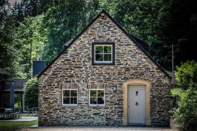 Deux colonnes en pierre encadrent un espace avec deux bureaux modernes, éclairés par des lampes murales.