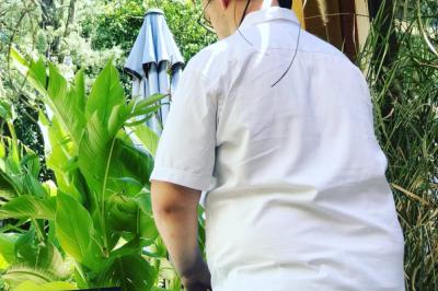 Un couple danse dans une salle éclairée par des lumières colorées et entourée de fumée.
