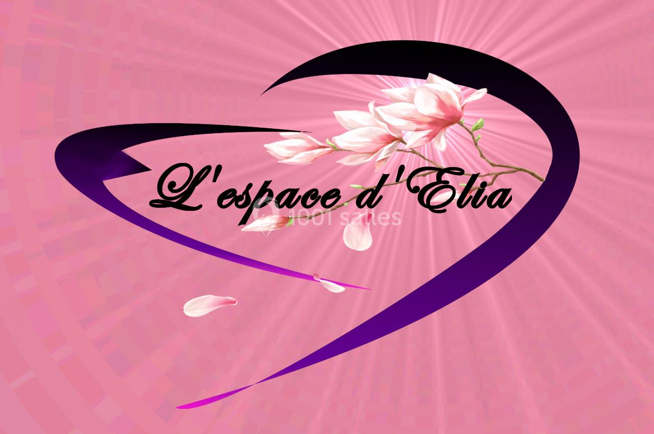 Illustration d'un cœur violet stylisé entourant des fleurs roses sur un fond rose texturé.