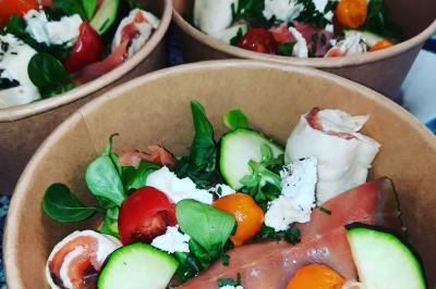 Un couple coupe un gâteau éclairé de bougies étincelantes lors d'une fête dans une salle décorée.