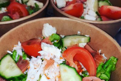 Un couple coupe un gâteau éclairé de bougies étincelantes lors d'une fête dans une salle décorée.