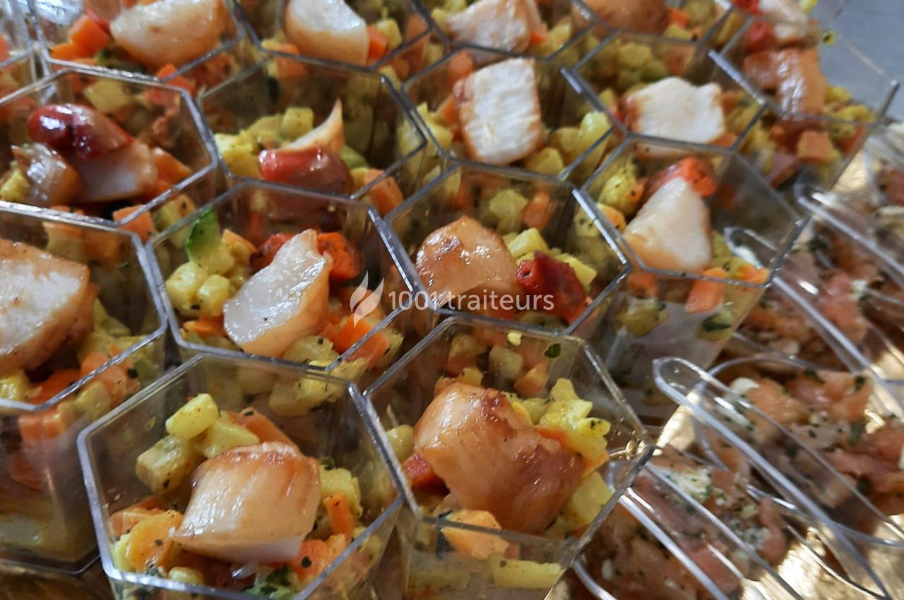 Verrines remplies de dés de légumes colorés et morceaux de poulet grillé, présentées sur un plateau.