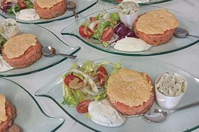 Miniature Traiteur Frontignan (Hérault) - L'Atelier de Nicolas #2 Salle de réception décorée avec des tables rondes et rectangulaires dressées pour un événement festif.