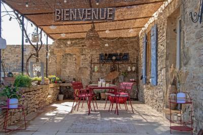 Des jeunes femmes en robes de soirée interagissent avec des résidents d'un établissement, dans une ambiance conviviale.