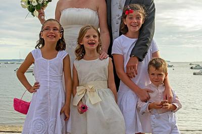 Nouveau-né dormant sur une couverture avec l'inscription ’Keep Calm & Have a’ et un dessin de moustache.