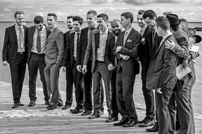 Nouveau-né dormant sur une couverture avec l'inscription ’Keep Calm & Have a’ et un dessin de moustache.