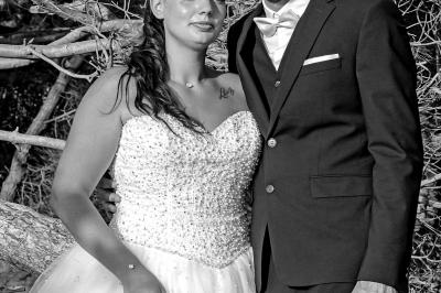 Nouveau-né dormant sur une couverture avec l'inscription ’Keep Calm & Have a’ et un dessin de moustache.