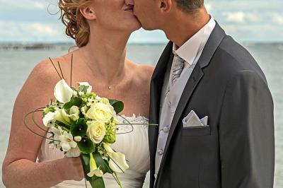 Nouveau-né dormant sur une couverture avec l'inscription ’Keep Calm & Have a’ et un dessin de moustache.