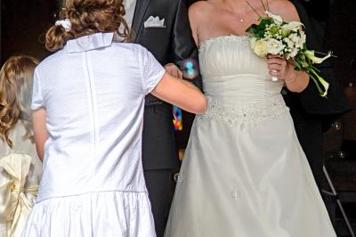 Nouveau-né dormant sur une couverture avec l'inscription ’Keep Calm & Have a’ et un dessin de moustache.