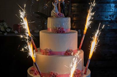 Nouveau-né dormant sur une couverture avec l'inscription ’Keep Calm & Have a’ et un dessin de moustache.