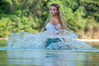 Nouveau-né dormant sur une couverture avec l'inscription ’Keep Calm & Have a’ et un dessin de moustache.