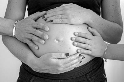 Nouveau-né dormant sur une couverture avec l'inscription ’Keep Calm & Have a’ et un dessin de moustache.