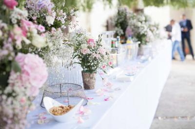 Assiette contenant une mousse verte garnie de persil, accompagnée de tomates rôties et de points de sauce balsamique.