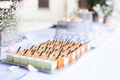 Assiette contenant une mousse verte garnie de persil, accompagnée de tomates rôties et de points de sauce balsamique.