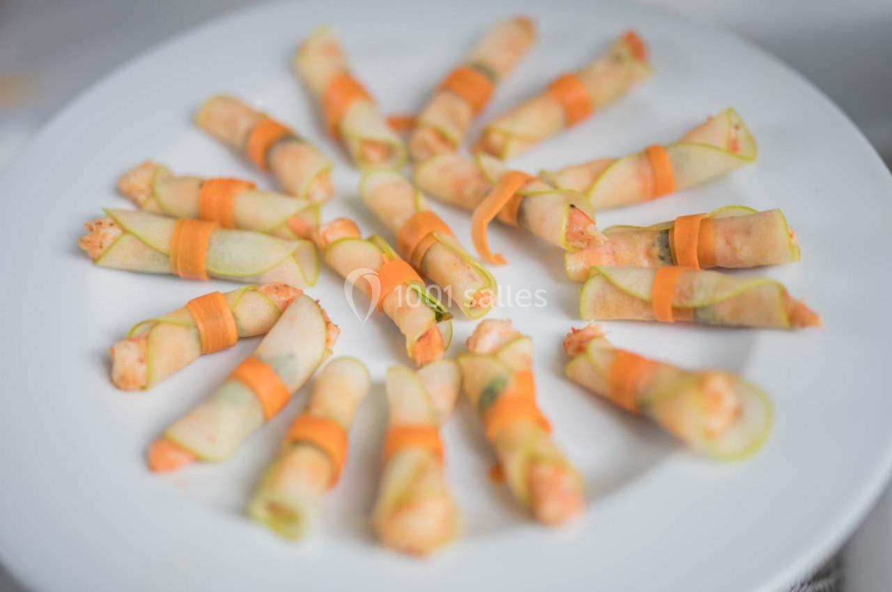 Assortiment de rouleaux apéritifs garnis de légumes, présentés en cercle sur une assiette blanche.