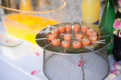 Assiette contenant une mousse verte garnie de persil, accompagnée de tomates rôties et de points de sauce balsamique.