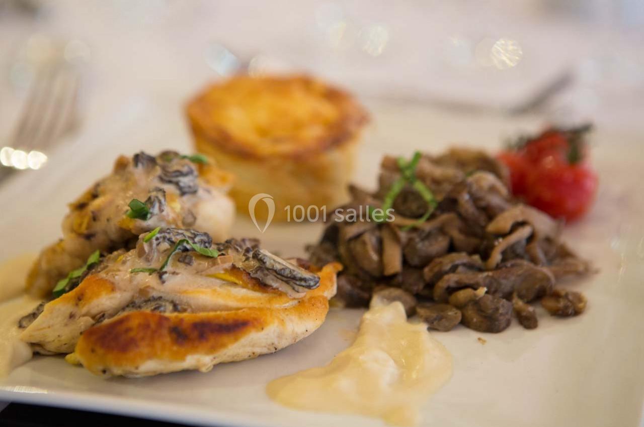 Assiette composée de poulet aux morilles, gratin de pommes de terre, champignons sautés et tomate cerise.
