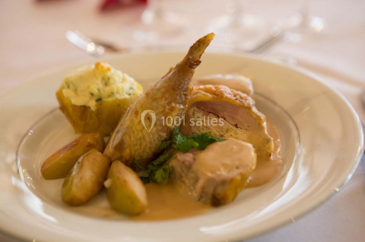 Assiette de caille rôtie avec sauce, pommes de terre, purée aux herbes et garniture de persil.