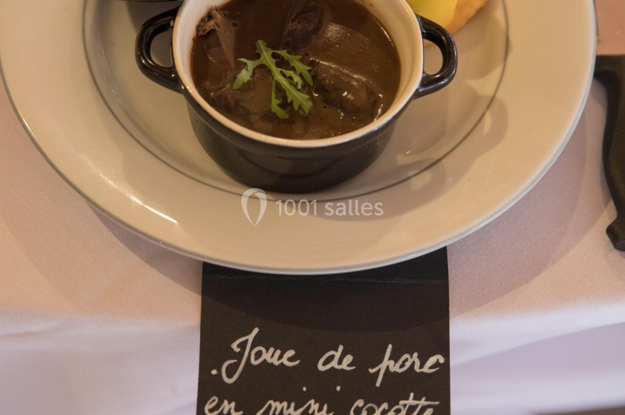 Mini cocotte de joue de porc en sauce vin rouge et cassis, accompagnée de légumes et d'une galette de pomme de terre.