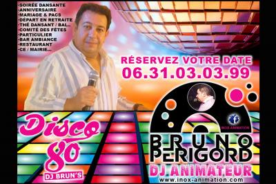 Salle de réception décorée avec des guirlandes et des lumières colorées, des invités assis et dansant.